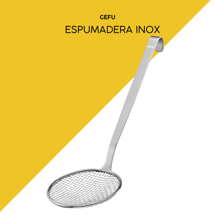 Espumadera escaldar GEFU Baseline sobre fondo blanco
